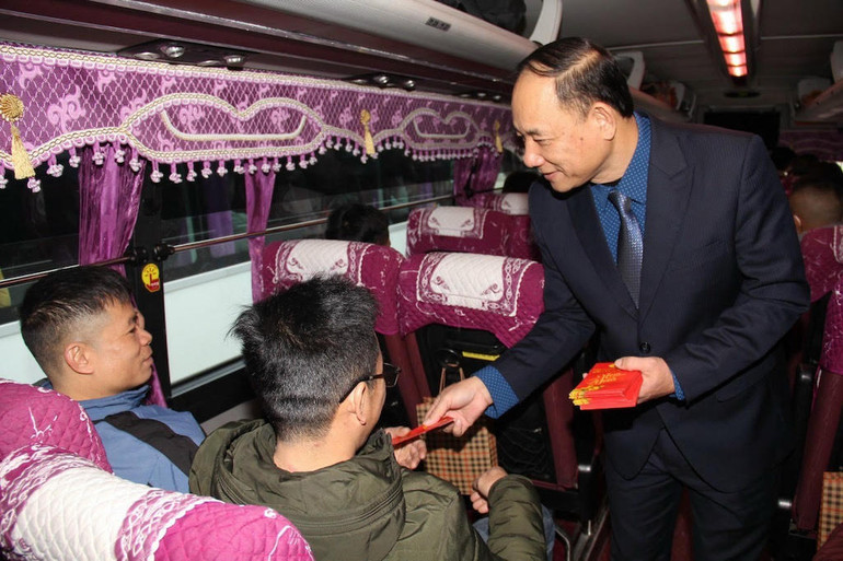 Lãnh đạo Công ty Than Hòn Gai lì xì Tết cho các công nhân trước khi về quê đón Tết Quý Mão 2023.