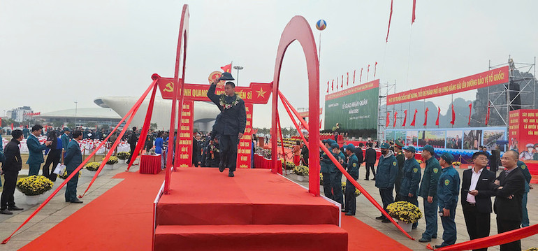 Các tân binh bước trên cầu vinh quang phấn khởi, tạm biệt người thân và gia đình, lên đường làm nhiệm vụ bảo vệ Tổ quốc.