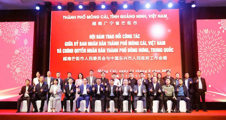 Các đại biểu chụp ảnh lưu niệm. Các đại biểu chụp ảnh lưu niệm.