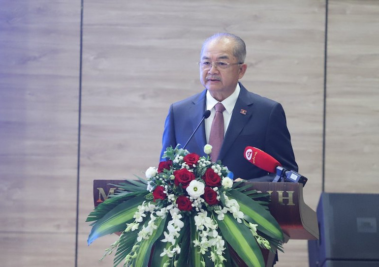 Đồng chí Kikeo Khaykhamphithoune, Ủy viên Bộ Chính trị, Phó Thủ tướng Chính phủ phát biểu đề dẫn Hội thảo.