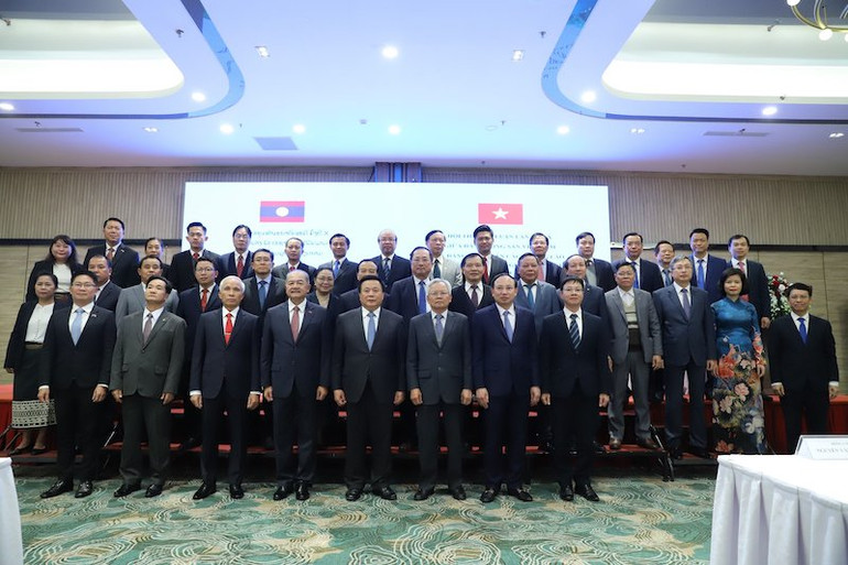 Đại biểu hai nước chụp ảnh lưu niệm tại Hội thảo.