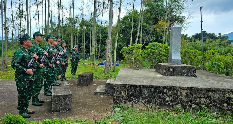 Cán bộ, chiến sĩ Đồn Biên phòng Cửa khẩu Hoành Mô thực hiện nghi lễ chào cột mốc biên cương.