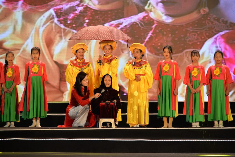 Nghệ nhân Nhân dân Đặng Thị Tự biểu diễn tại buổi lễ huyện Đầm Hà đón nhận quyết định đạt huyện nông thôn mới nâng cao. Nghệ nhân Nhân dân Đặng Thị Tự biểu diễn tại buổi lễ huyện Đầm Hà đón nhận quyết định đạt huyện nông thôn mới nâng cao.