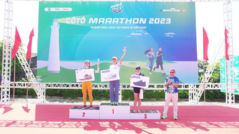 Ban tổ chức trao giải cho các vận động viên xuất sắc.