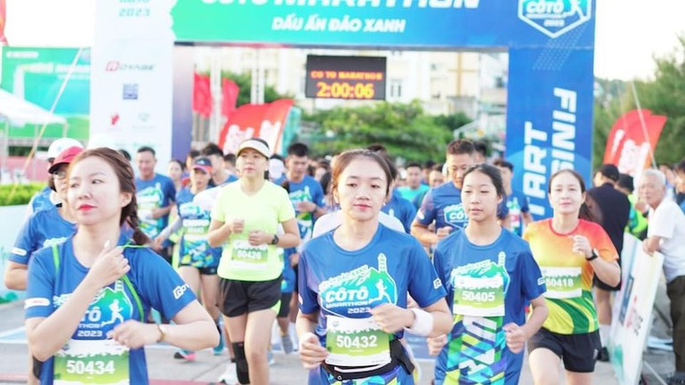 Các vận động viên tranh tài trên đường chạy.