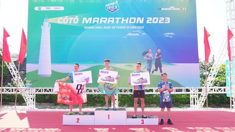 Ban tổ chức trao giải cho các vận động viên xuất sắc.