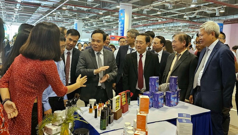 Phó Thủ tướng Chính phủ Trần Lưu Quang và các đại biểu tham quan các gian hàng công nghệ được triển lãm tại Cung Quy hoạch, hội chợ và triển lãm tỉnh Quảng Ninh.