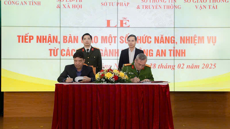 Đại diện lãnh đạo Công an tỉnh Quảng Ninh và đại diện lãnh đạo Sở Giao thông vận tải ký kết biên bản bàn giao.