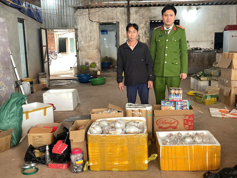 Đối tượng Nguyễn Văn Viên cùng tang vật.