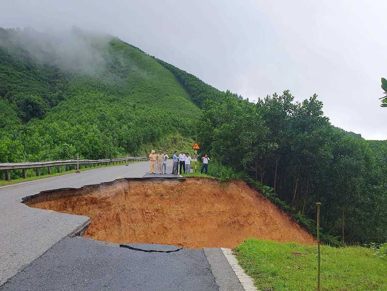 Vị trí sạt lở trên Quốc lộ 18B khu vực dốc Tài Phật, xã Quảng Đức, huyện Hải Hà.