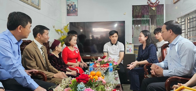 Phó Chủ tịch nước Võ Thị Ánh Xuân thăm gia đình anh Nguyễn Hồng Cẩm có 3 thế hệ cùng làm thợ mỏ tại phường Cẩm Đông, thành phố Cẩm Phả, Quảng Ninh.