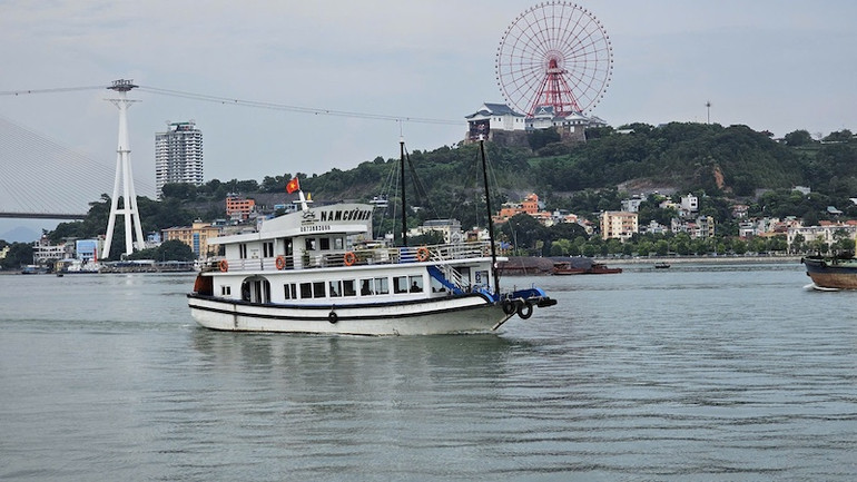 Tàu du lịch đưa các du khách Ấn Độ tham quan, trải nghiệm Di sản Vịnh Hạ Long trong ngày 29/8.