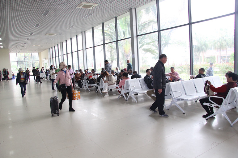 Khách du lịch Trung Quốc nhập cảnh vào Việt Nam qua Cửa khẩu quốc tế Móng Cái.