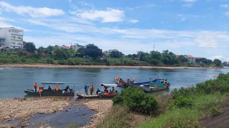 Lực lượng chức năng tích cực tìm kiếm nạn nhân cuối cùng. Lực lượng chức năng tích cực tìm kiếm nạn nhân cuối cùng.