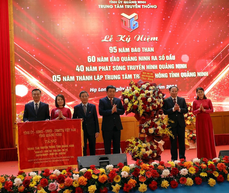 Tỉnh ủy, Hội đồng nhân dân, Ủy ban nhân dân, Ủy ban Mặt trận Tổ quốc tỉnh Quảng Ninh tặng cán bộ, phóng viên Trung tâm Truyền thông tỉnh bức trướng.