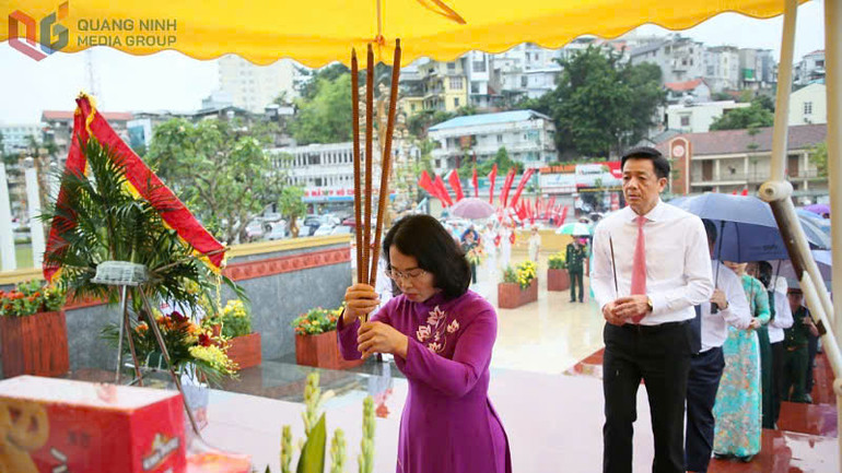 Lãnh đạo tỉnh Quảng Ninh cùng các đại biểu thành kính dâng hương tưởng nhớ Chủ tịch Hồ Chí Minh và các Anh hùng liệt sĩ. (Ảnh: QMG)