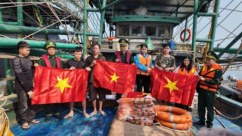 Đồn Biên phòng Cô Tô và Đoàn thanh niên thị trấn Cô Tô tặng cờ và áo phao, phao cứu sinh cho ngư dân.