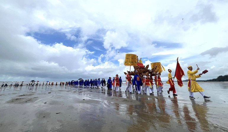 Lễ rước kiệu nghênh thần biển trong lễ hội đình Trà Cổ.