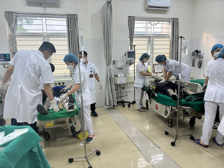 Các nạn nhân được các y, bác sĩ của Bệnh viện đa khoa Cẩm Phả tích cực cấp cứu.