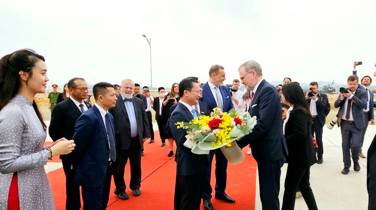 Lãnh đạo tỉnh Quảng Ninh tặng hoa chúc mừng Thủ tướng Cộng hoà Séc đến thăm khu công nghiệp Việt Hưng.