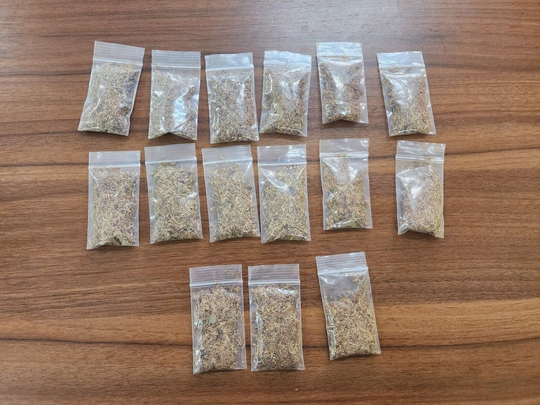 Tang vật là các túi chứa sợi thực vật khô đã được tẩm ướp các loại ma túy mới là: MDMB-4en-PINACA, 5F-MDMB-PINACA, MDMB-CHIMINACA.