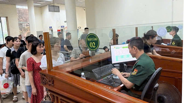 Bộ đội Biên phòng Quảng Ninh làm thủ tục xuất, nhập cảnh cho du khách .