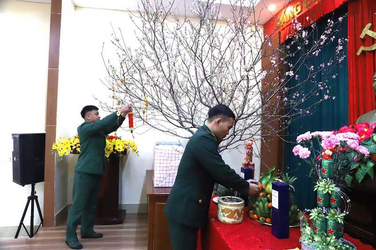 Vui Xuân mới không quên nhiệm vụ, các chiến sĩ Đồn Biên phòng cửa khẩu Hoành Mô trang trí cành đào đón Tết Giáp Thìn 2024.