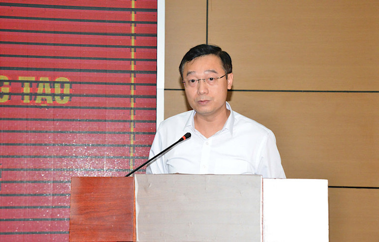 Nhà báo Nguyễn Thế Lãm, Giám đốc Trung tâm Truyền thông tỉnh Quảng Ninh tham luận tại Tọa đàm.