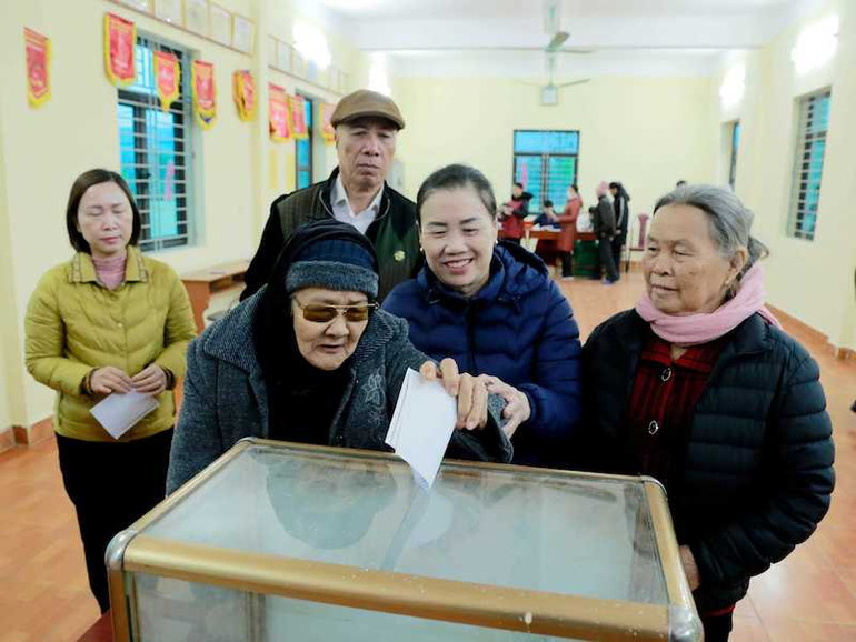 Cử tri của thôn Hoành Mô, xã Hồng Thái Tây, thành phố Đông Triều bỏ phiếu bầu cử Trưởng thôn Nhiệm kỳ 2025-2027.