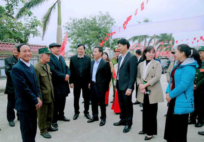 Chủ tịch Ủy ban nhân dân tỉnh Quảng Ninh Phạm Đức Ấn tham dự ngày bầu cử cùng nhân dân khu Bình Sơn Đông, phường Bình Dương, thành phố Đông Triều.