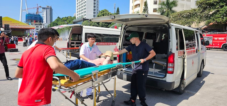 Lực lượng y tế, tình nguyện nhanh chóng đưa người bị thương đi cấp cứu.