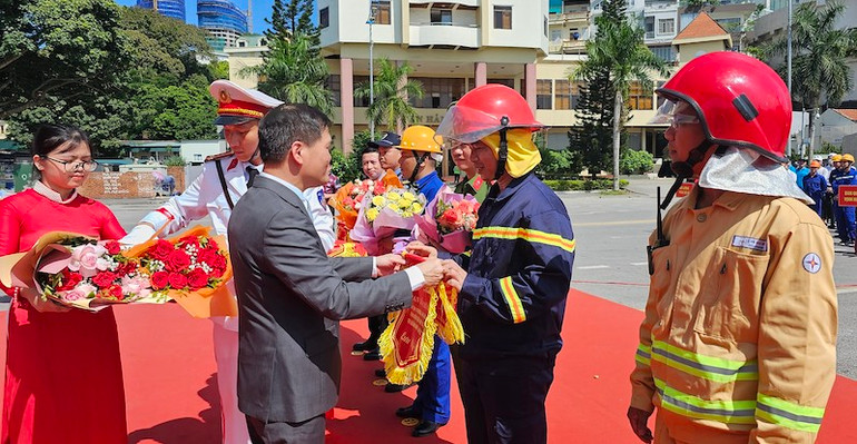 Phó Chủ tịch Ủy ban nhân dân tỉnh Quảng Ninh Bùi Văn Khắng tặng cờ lưu niệm cho các lực lượng tham gia diễn tập.