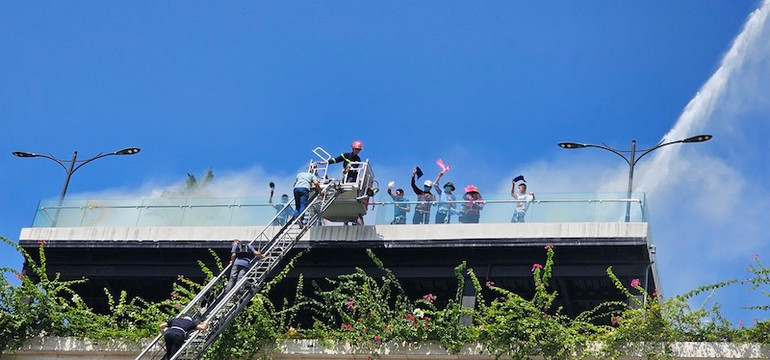 Lực lượng cứu nạn, cứu hộ dùng xe thang cao 32 mét đưa người trong khách sạn xuống nơi an toàn.