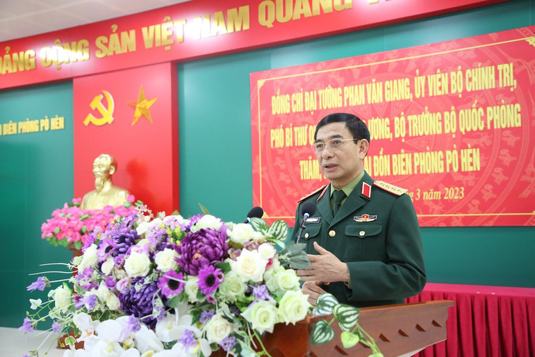 Đại tướng Phan Văn Giang nói chuyện thân mật với cán bộ, chiến sĩ Đồn Biên phòng Pò Hèn.