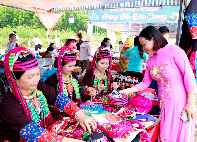 Các gian hàng trưng bày trang phục của dân tộc Dao tại lễ hội thu hút người dân và du khách đến tham quan.