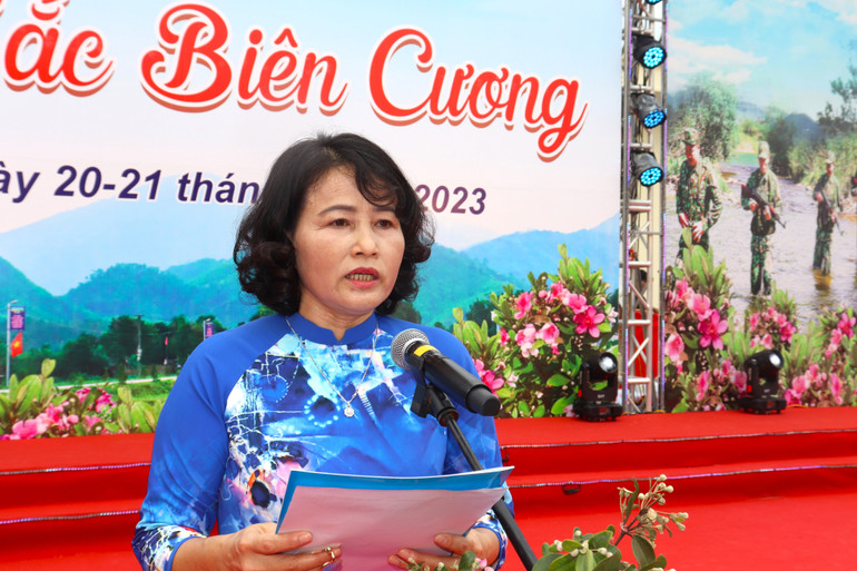 Lãnh đạo thành phố Móng Cái phát biểu khai mạc Lễ hội hoa sim biên giới năm 2023.