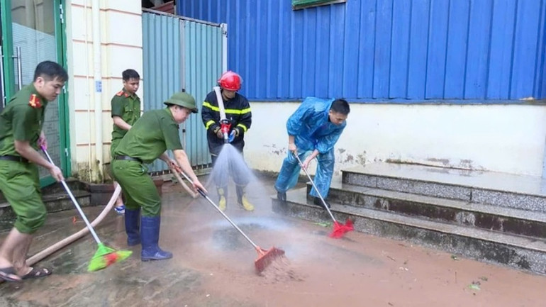 Công an, Quân đội luôn là lực lượng nòng cốt giúp đỡ, hỗ trợ nhân dân khắc phục những thiệt hại do thiên tai gây ra.