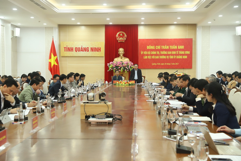 Bí thư Tỉnh ủy Quảng Ninh Nguyễn Xuân Ký báo cáo với Đoàn công tác của Ban Kinh tế Trung ương. Bí thư Tỉnh ủy Quảng Ninh Nguyễn Xuân Ký báo cáo với Đoàn công tác của Ban Kinh tế Trung ương.