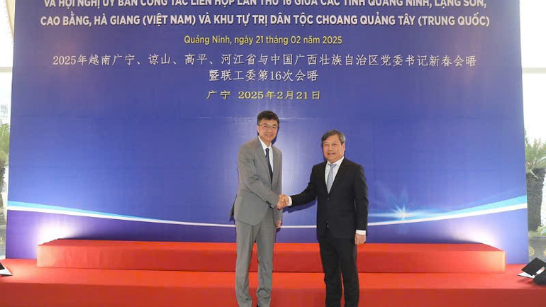 Bí thư Tỉnh ủy Quảng Ninh Vũ Đại Thắng chào mừng đồng chí Trần Cương, Bí thư Khu ủy Khu tự trị dân tộc Choang Quảng Tây tham dự cuộc hội kiến.