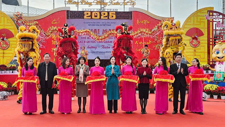 Các đại biểu cắt băng khai mạc Không gian Văn hóa Tết các dân tộc tỉnh với chủ đề “Tết Quê hương – Xuân đất mỏ".