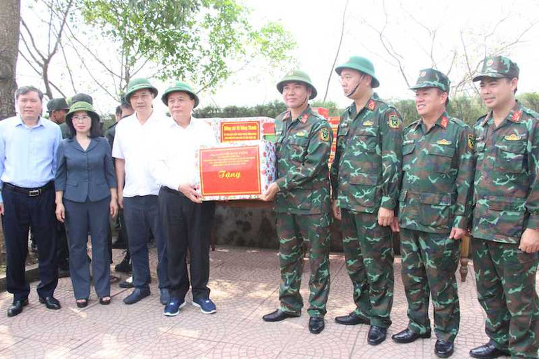 Đồng chí Nguyễn Xuân Thắng thăm hỏi, tặng quà động viên lực lượng quân đội đang tham gia hỗ trợ thị xã Quảng Yên khắc phục hậu quả của bão số 3.