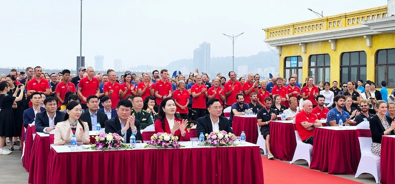 Các đại biểu cùng các 11 đội đua thuyền buồm tại lễ đón, chào mừng của tỉnh Quảng Ninh.