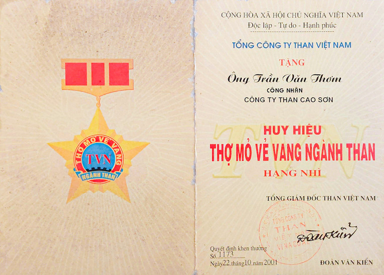 Đảng viên Trần Văn Thơm vinh dự được trao tặng Huy hiệu Thợ mỏ vẻ vang năm 2001.