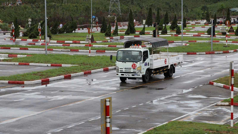 Các học viên thực hiện phần thi thực hành trên sân sa hình.