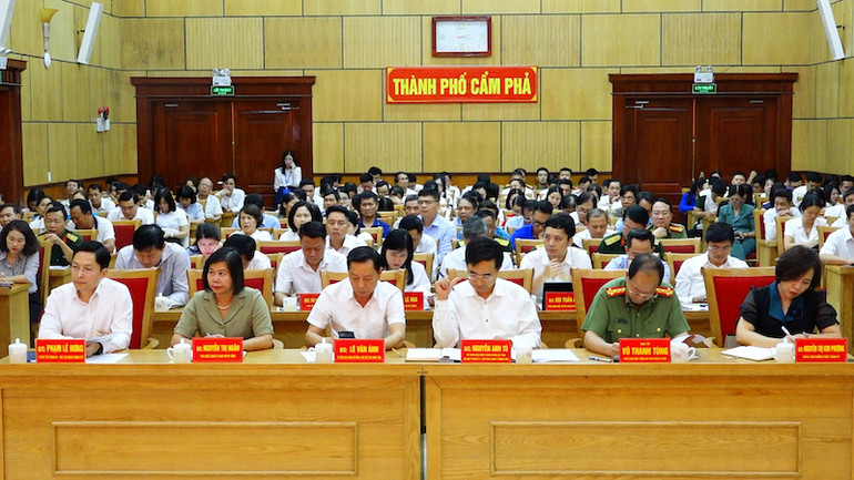 Các đại biểu và cử tri thành phố Cẩm Phả tham dự buổi tiếp xúc với Đoàn đại biểu Quốc hội tỉnh Quảng Ninh.