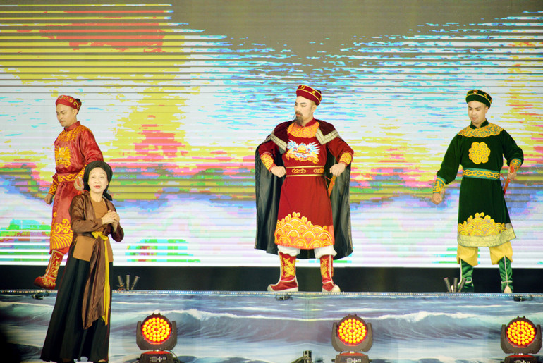 Vở diễn ôn lại câu chuyện về chiến thắng Bạch Đằng chống quân Nguyên Mông năm 1288. Vở diễn ôn lại câu chuyện về chiến thắng Bạch Đằng chống quân Nguyên Mông năm 1288.