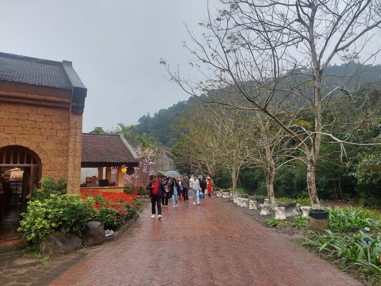 Ngay trong ngày khai hội, đông đảo du khách thập phương và người dân đã hành hương về Yên Tử.