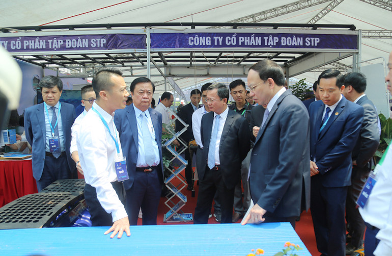 Bộ trưởng Lê Minh Hoan và các đại biểu tham quan Triển lãm giới thiệu thành tựu công nghiệp, thiết bị nuôi biển, sản phẩm OCOP và sản phẩm thủy sản của Quảng Ninh. Bộ trưởng Lê Minh Hoan và các đại biểu tham quan Triển lãm giới thiệu thành tựu công nghiệp, thiết bị nuôi biển, sản phẩm OCOP và sản phẩm thủy sản của Quảng Ninh.