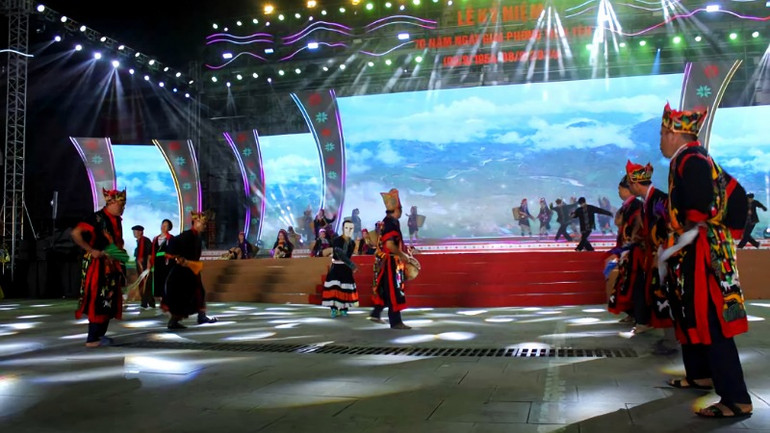Văn hóa truyền thống các dân tộc được tôn vinh trong chương trình nghệ thuật tại lễ kỷ niệm. Văn hóa truyền thống các dân tộc được tôn vinh trong chương trình nghệ thuật tại lễ kỷ niệm.
