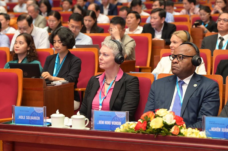 Đại biểu Quốc tế tham dự hội nghị.